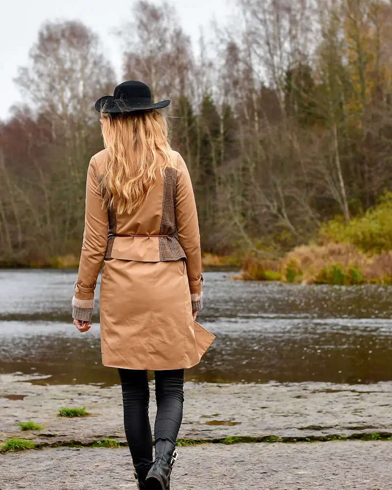 Camel cashmere coat seen from behind by a lake